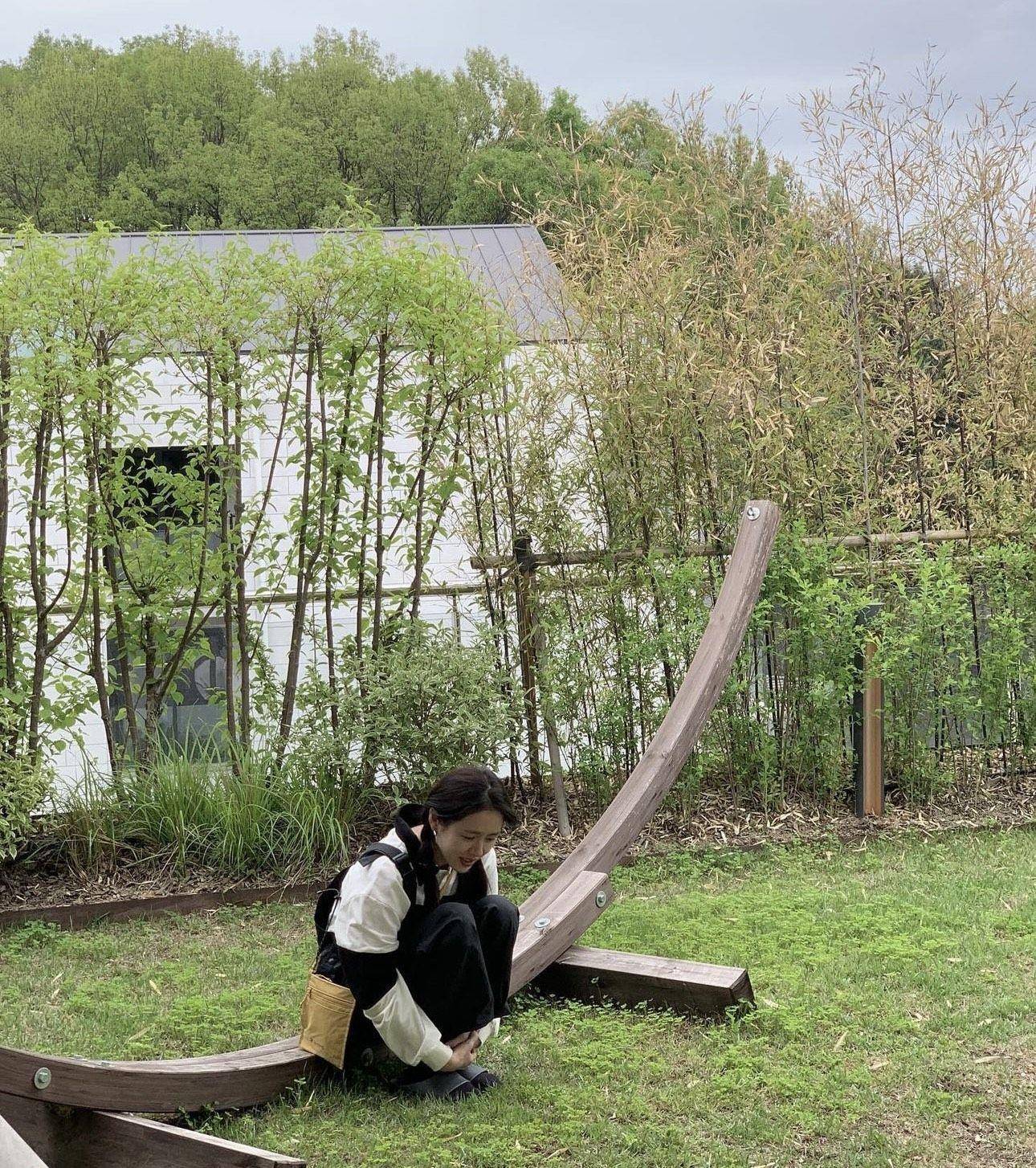 孙艺真麻花辫配吊带裤宛如大学生　42岁素颜样超逆龄 名人名流 图2张