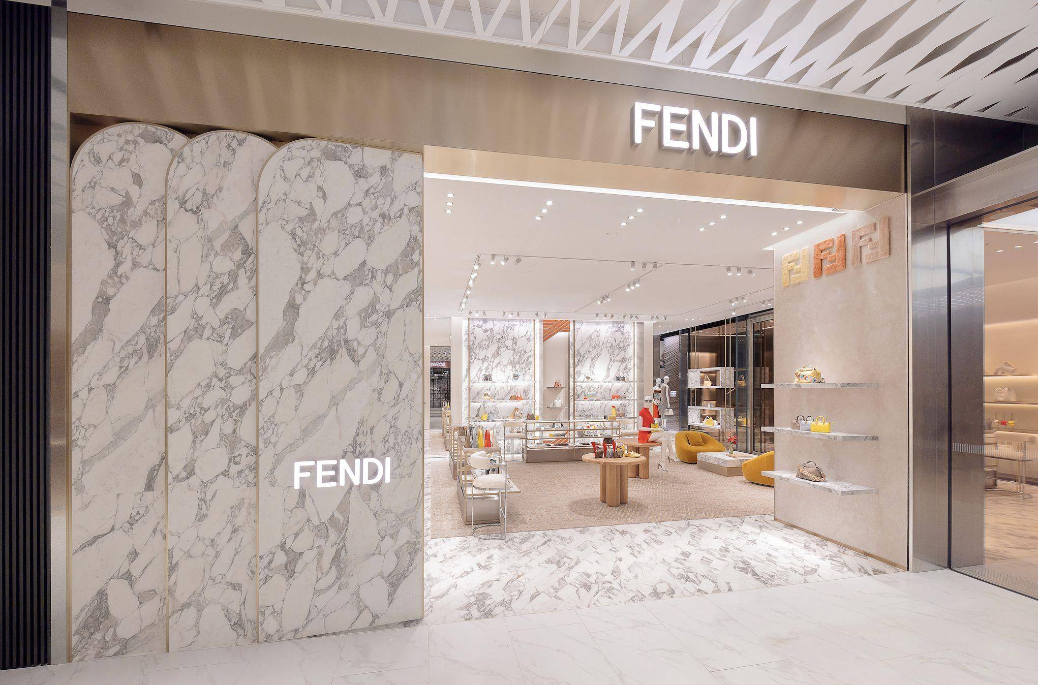 FENDI在钻石塔开了两层楼绝美新店！水晶钻扣Peekaboo包限量独卖 时尚穿搭 图2张