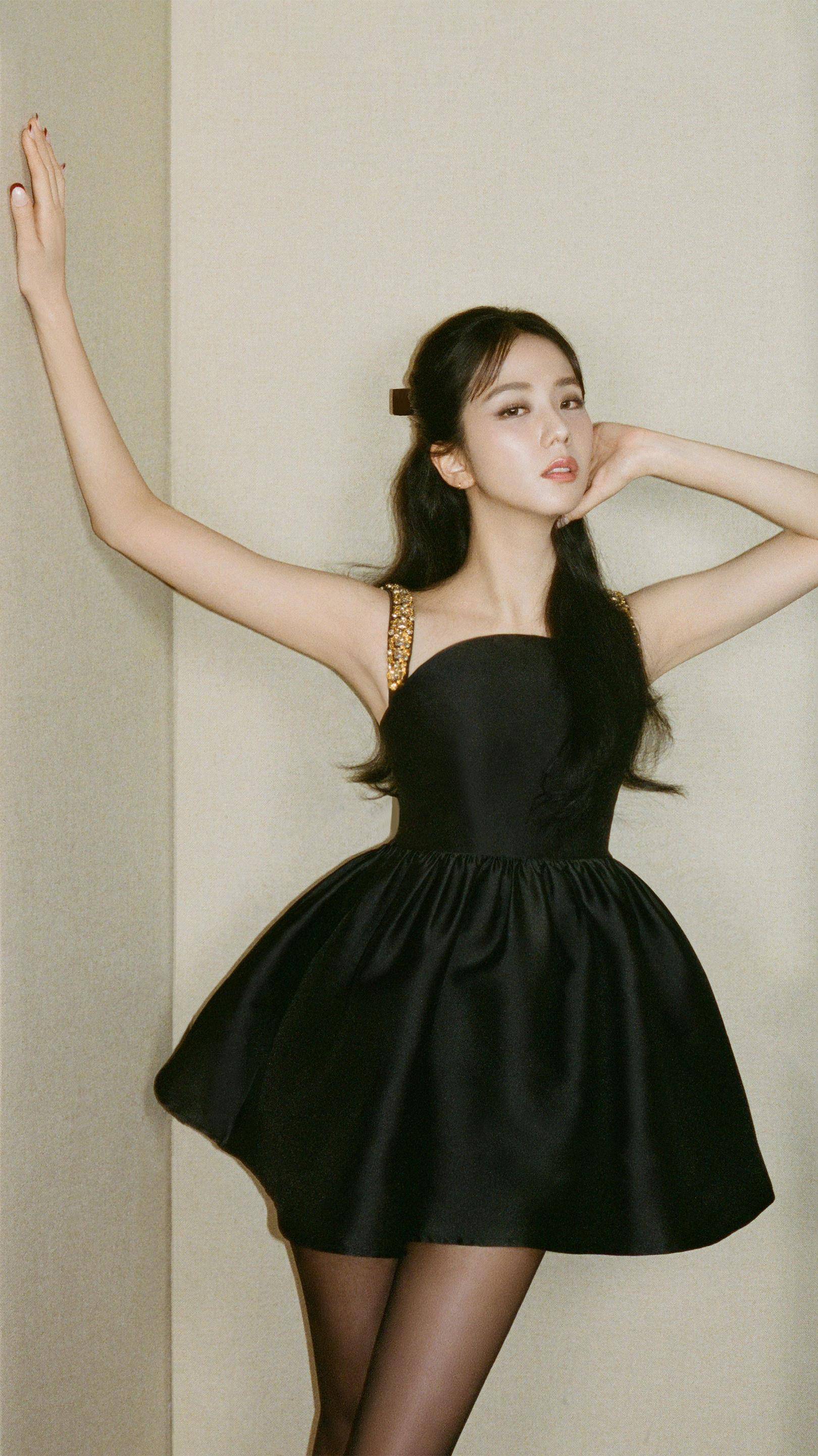 Jisoo“自己当造型师”亲选self-portrait拍美照！仙气洋装透姣好比例 名人名流 图2张