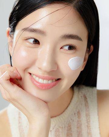 韩星都在喝的“美白水”公开！YG彩妆师教简单3招养出冷白皮 最新资讯 图2张