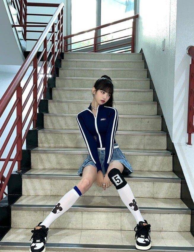 说流行／挤下美拉德“Blokette”球衣混搭风红什么？Jennie甜酷示范 时尚穿搭 图4张