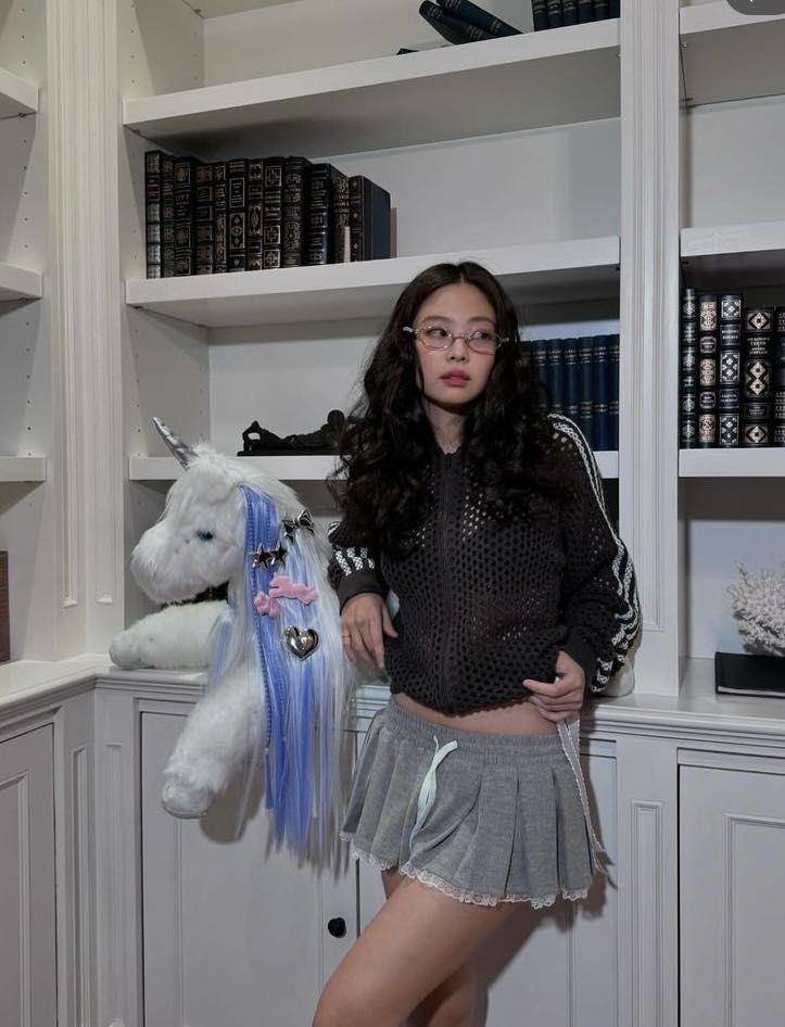 说流行／挤下美拉德“Blokette”球衣混搭风红什么？Jennie甜酷示范 时尚穿搭 图5张