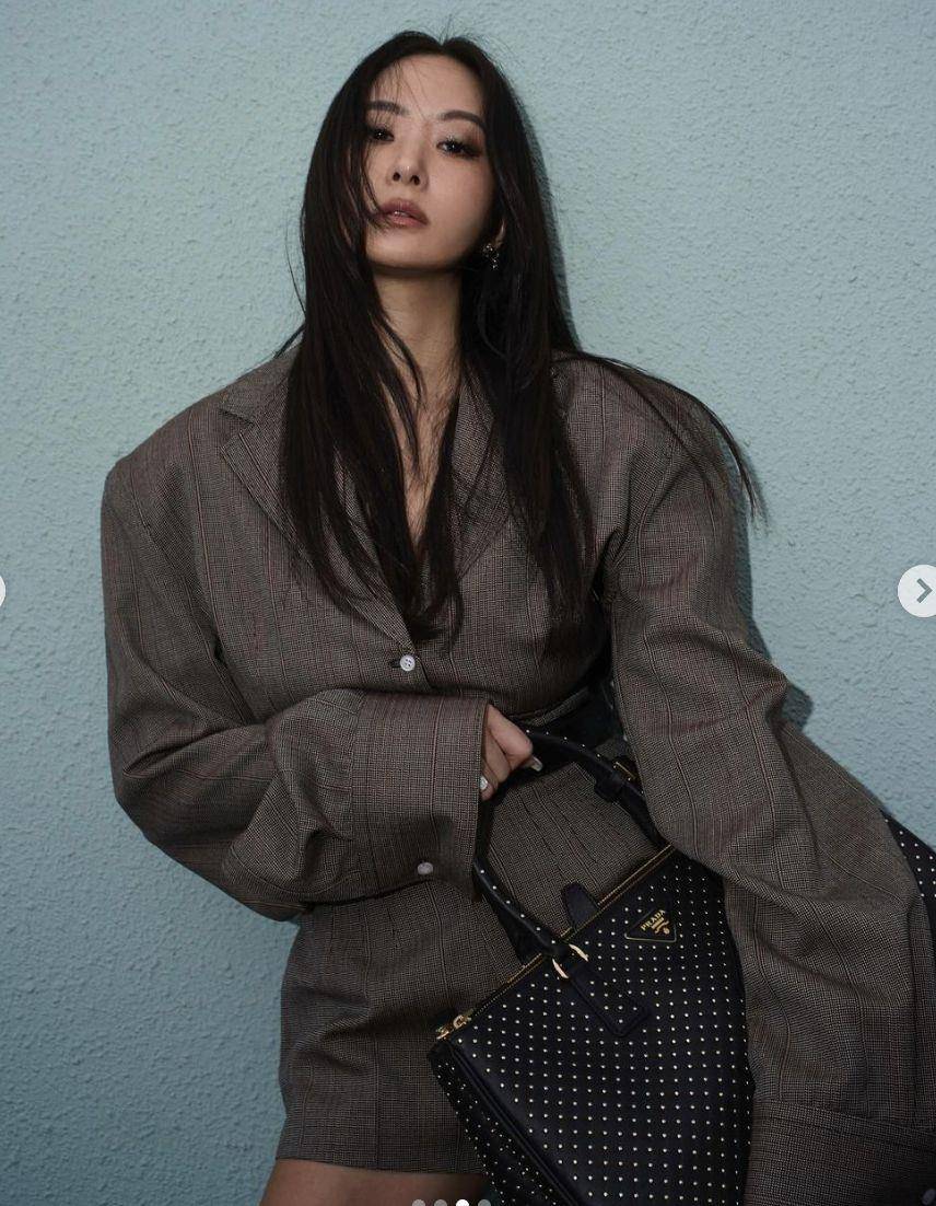 孙芸芸下衣失踪拎Prada Galleria时髦翻！撞包李圣经、“人间AI”没输 名人名流 图1张
