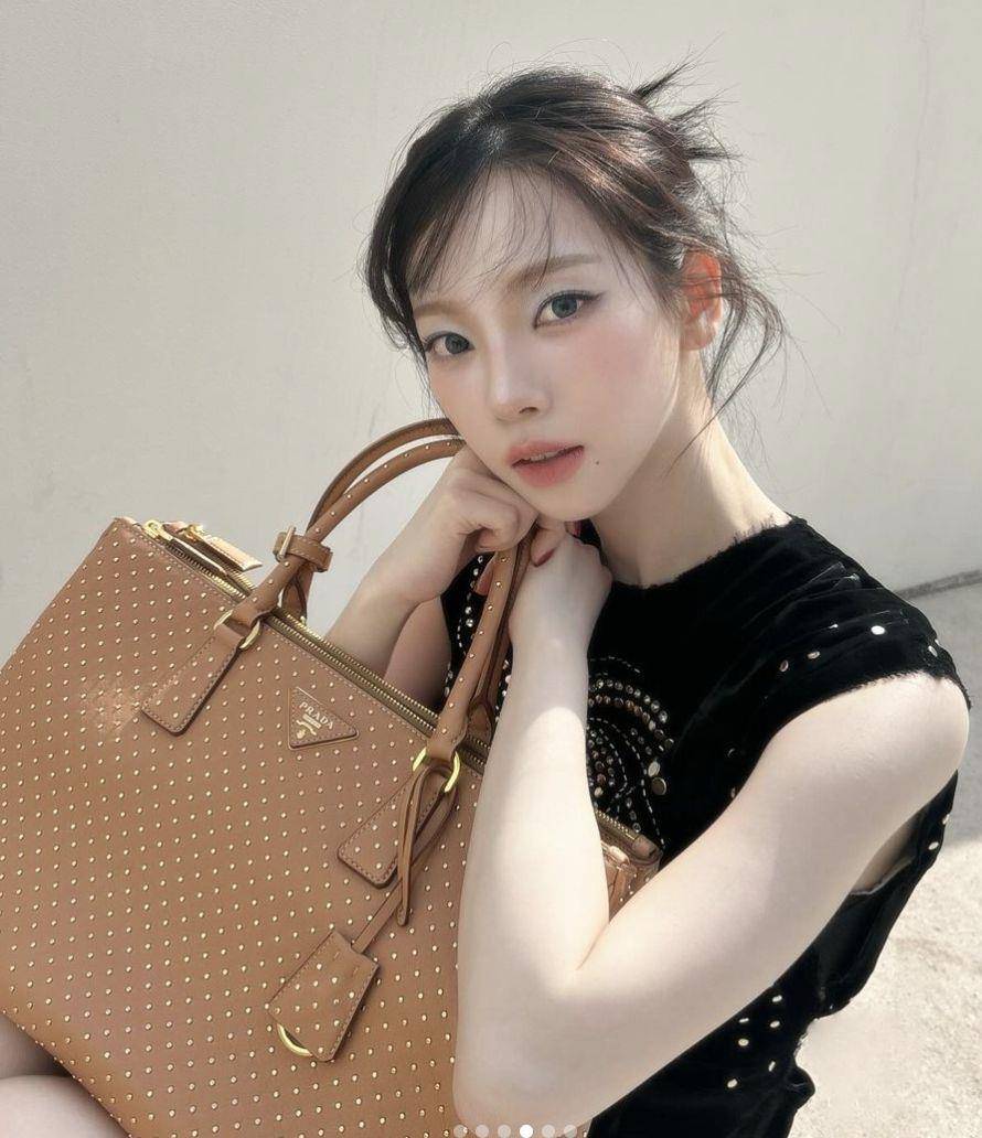 孙芸芸下衣失踪拎Prada Galleria时髦翻！撞包李圣经、“人间AI”没输 名人名流 图5张