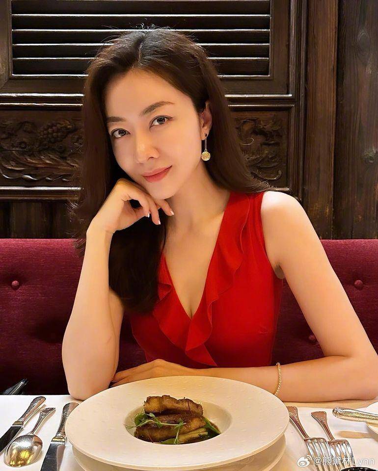 星变美／熊黛林腋下不暗沉保养秘诀！后背磨砂膏搭身体刷效果更好 最新资讯 图2张
