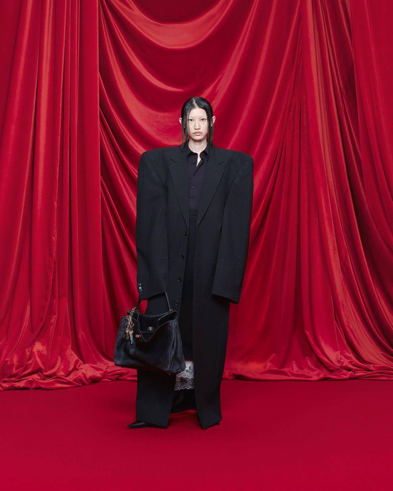 杨紫琼获美国“最高平民荣誉”勋章　穿Balenciaga宽肩西装超时尚 名人名流 图3张