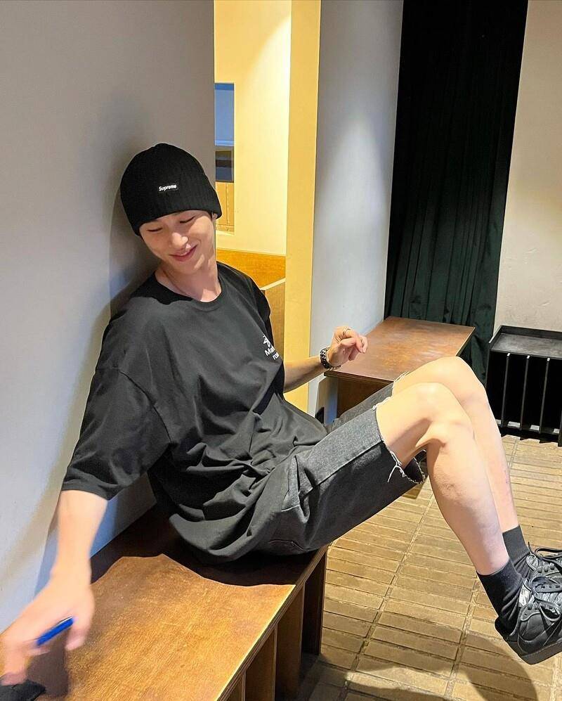 《背着善宰跑》边佑锡私服男友风穿搭更帅　全黑休闲、正装一眼心动 最新资讯 图5张