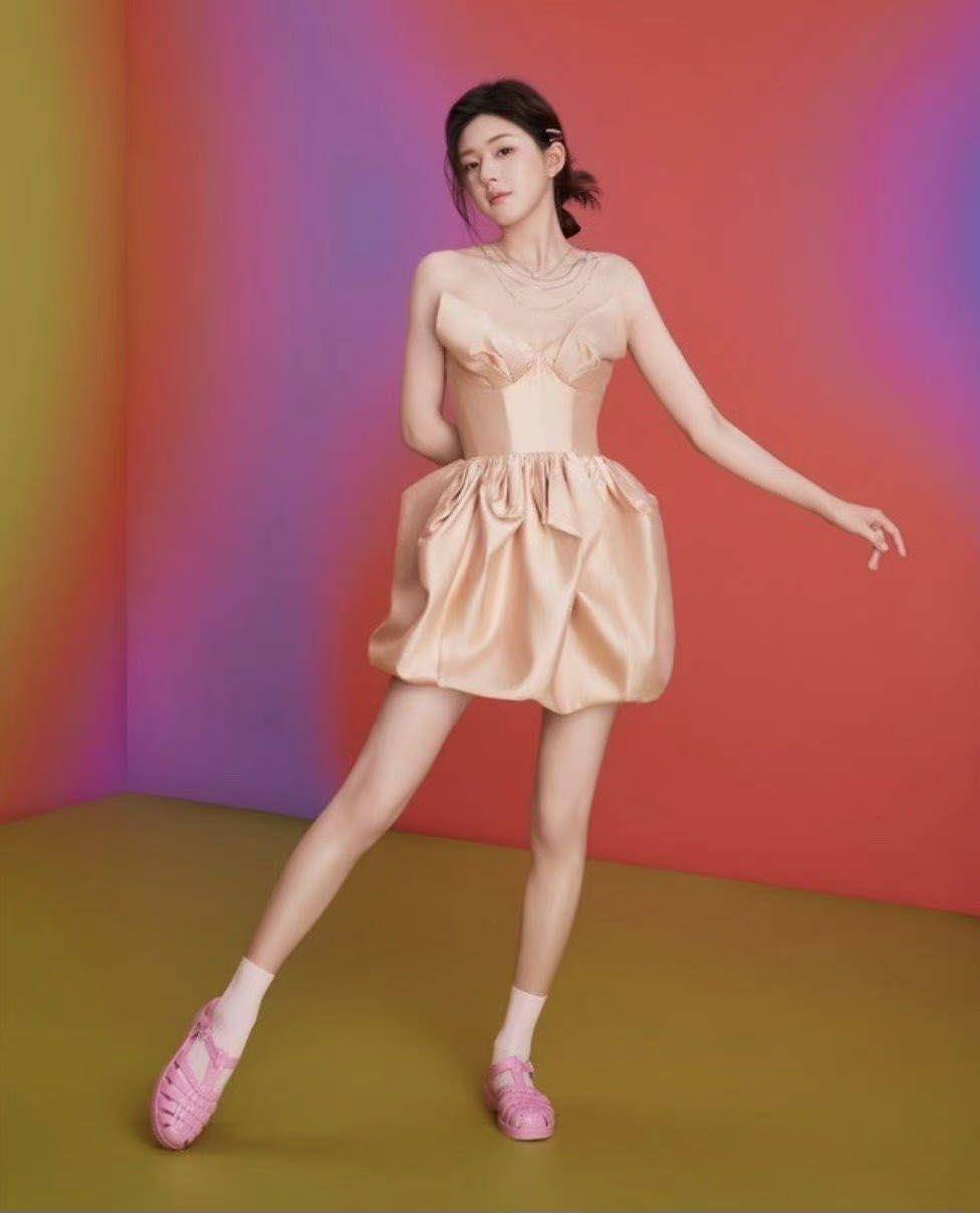 BLACKPINK Rosé撞衫赵露思！同款超辣花苞裙大秀逆天长腿 名人名流 图3张