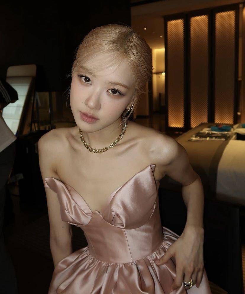 BLACKPINK Rosé撞衫赵露思！同款超辣花苞裙大秀逆天长腿 名人名流 图2张