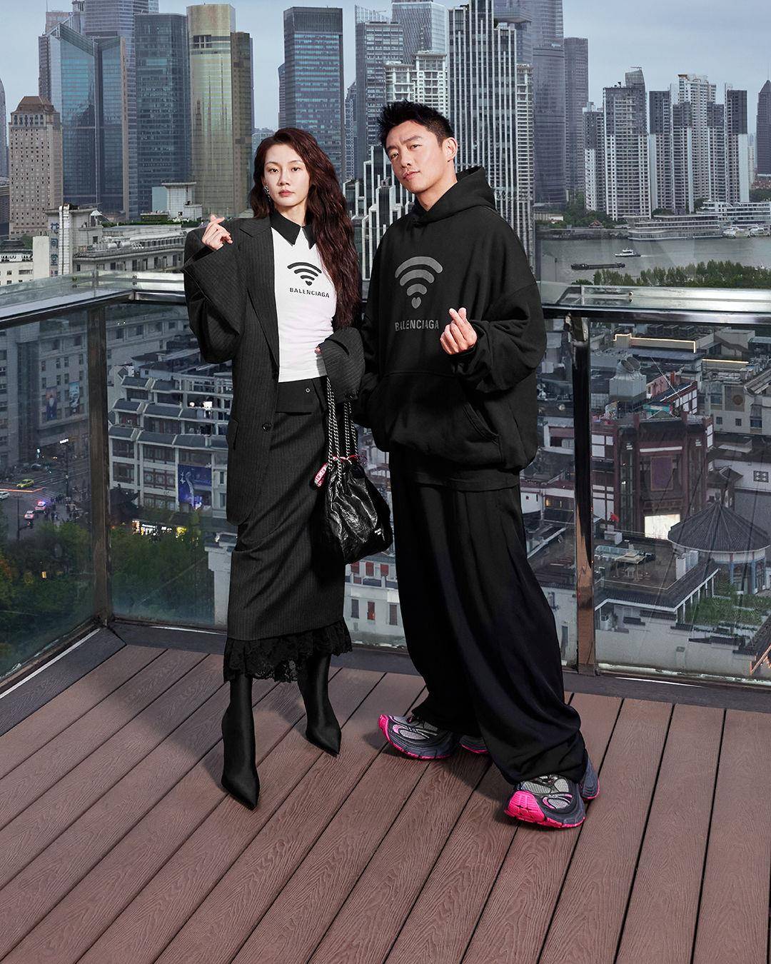 BALENCIAGA教你在520传情！Crush包抽绳藏入爱心、Wi-Fi情侣装闪瞎 时尚穿搭 图1张