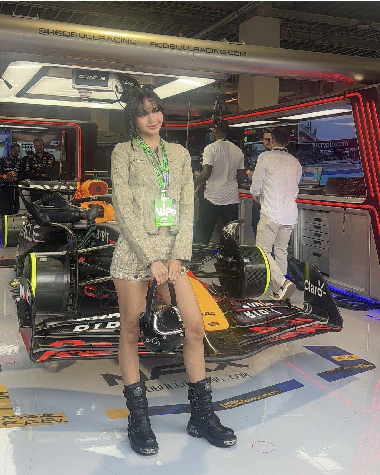 LV格纹男包被Lisa纳为收藏　挂公仔更可爱 时尚穿搭 图1张