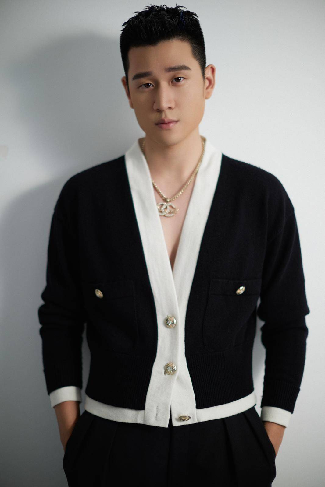 周兴哲演唱会狂换装！CHANEL小香外套穿搭范本、Ferragamo西装超有气势 名人名流 图3张