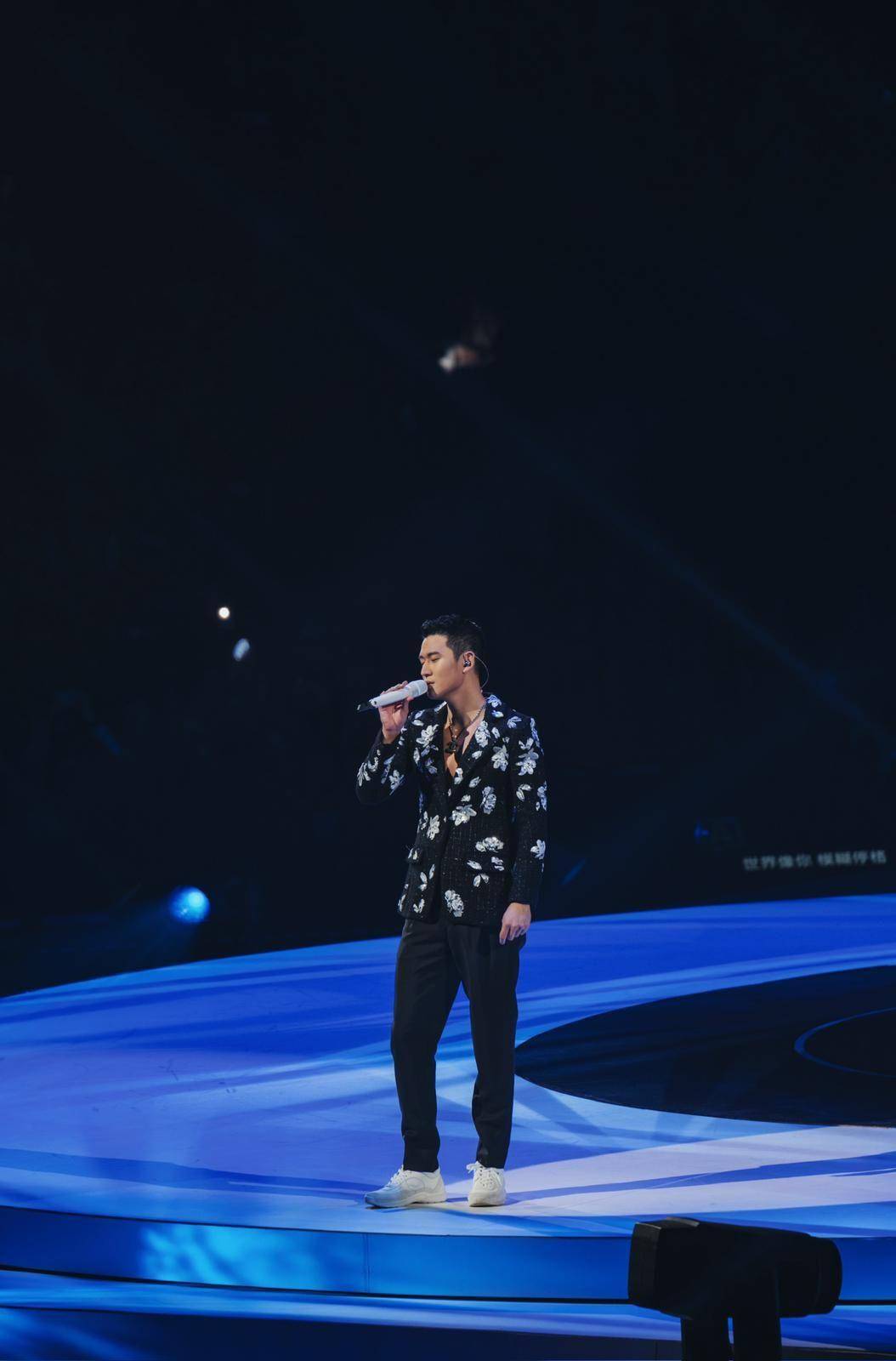 周兴哲演唱会狂换装！CHANEL小香外套穿搭范本、Ferragamo西装超有气势 名人名流 图4张
