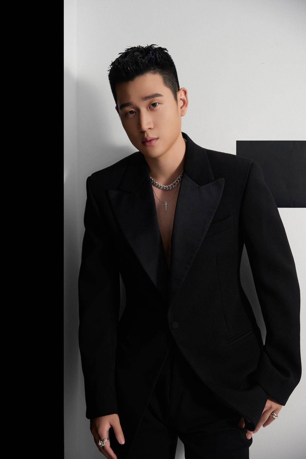 周兴哲演唱会狂换装！CHANEL小香外套穿搭范本、Ferragamo西装超有气势 名人名流 图5张