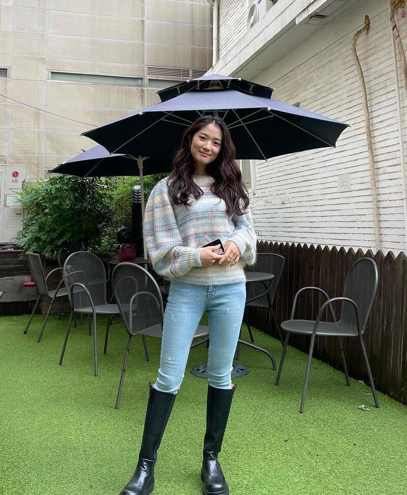 《背着善宰跑》金惠奫无害甜美私服　碎花、牛仔裤都是爱用单品 最新资讯 图1张