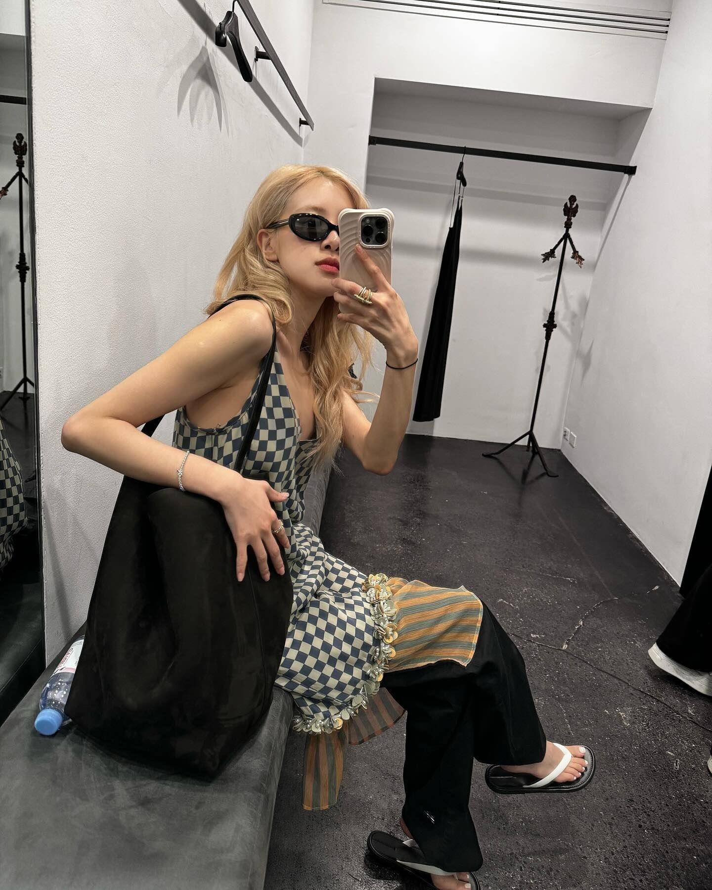 ROSÉ爱踩夹脚拖趴趴走　两款Tiffany钻戒泄明星味 时尚穿搭 图1张