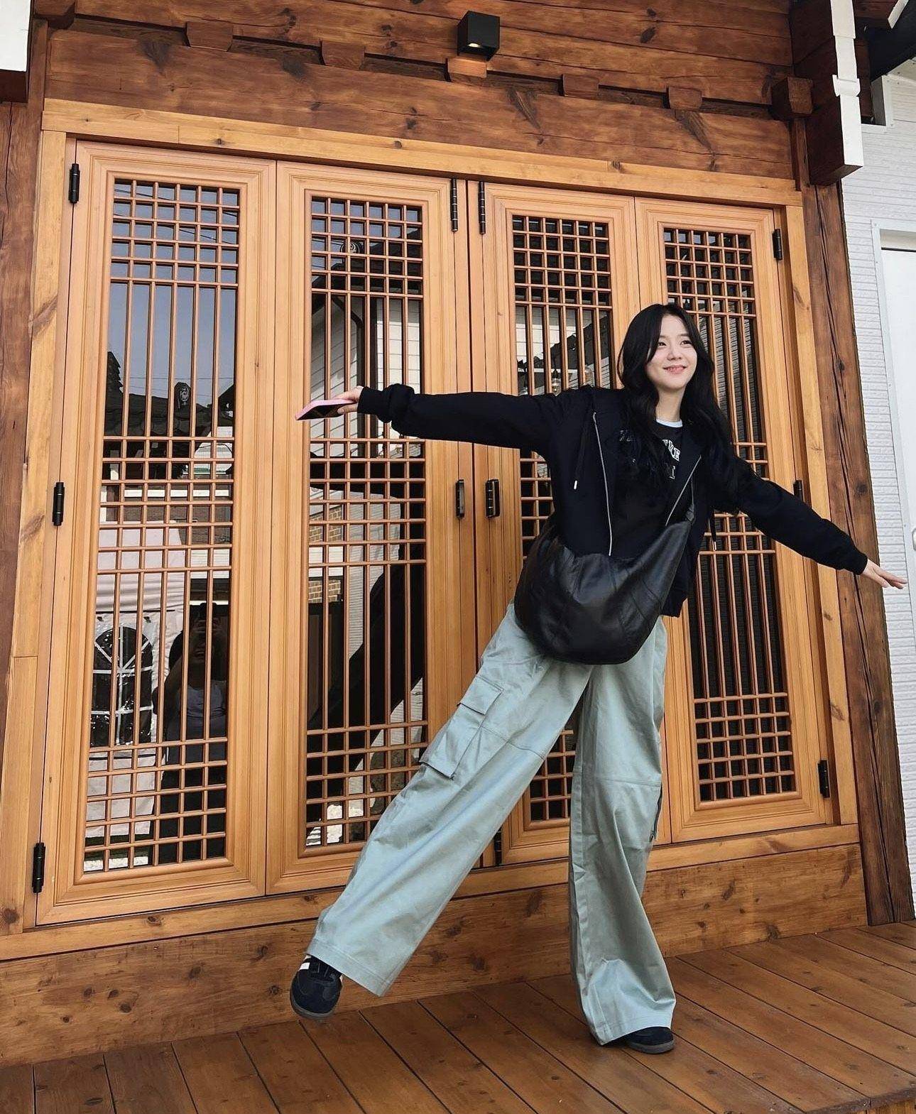 Jennie狂爱可颂包大小尺寸全包　与Jisoo撞了同款 时尚穿搭 图1张