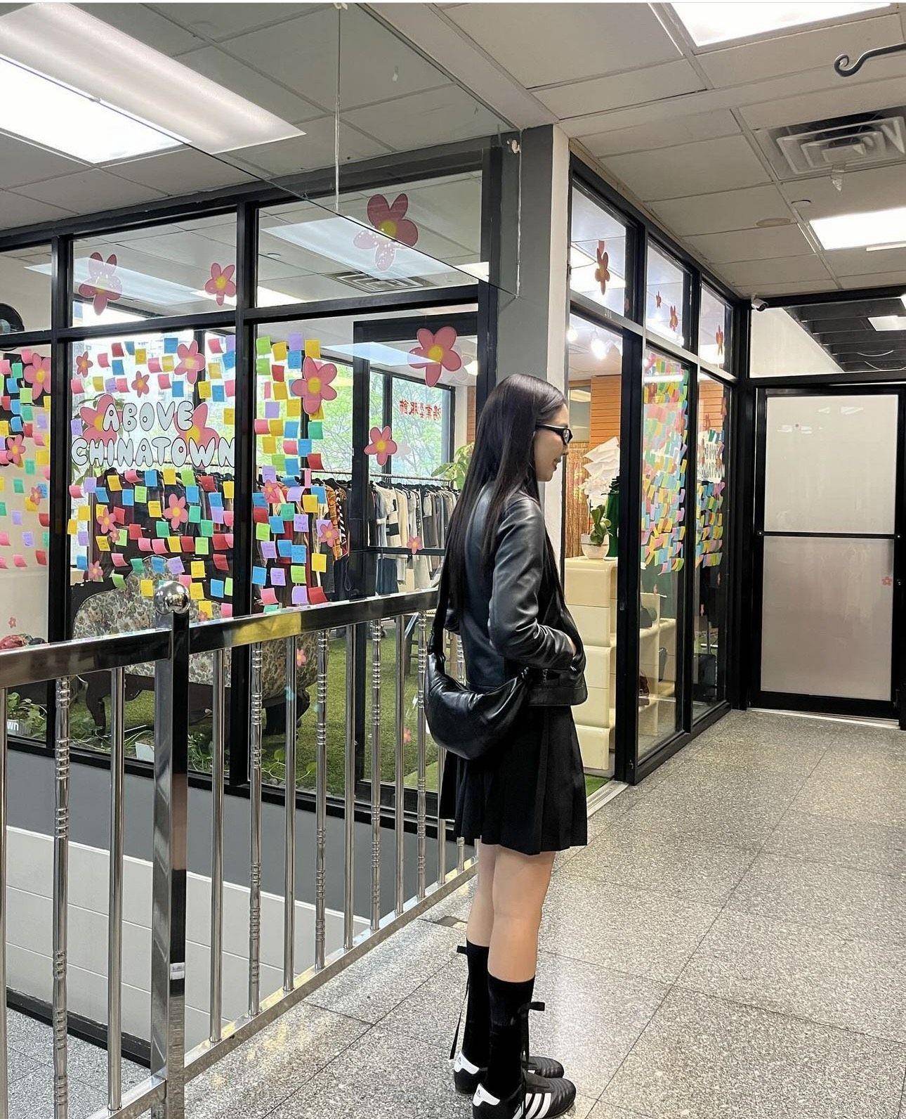 Jennie狂爱可颂包大小尺寸全包　与Jisoo撞了同款 时尚穿搭 图3张