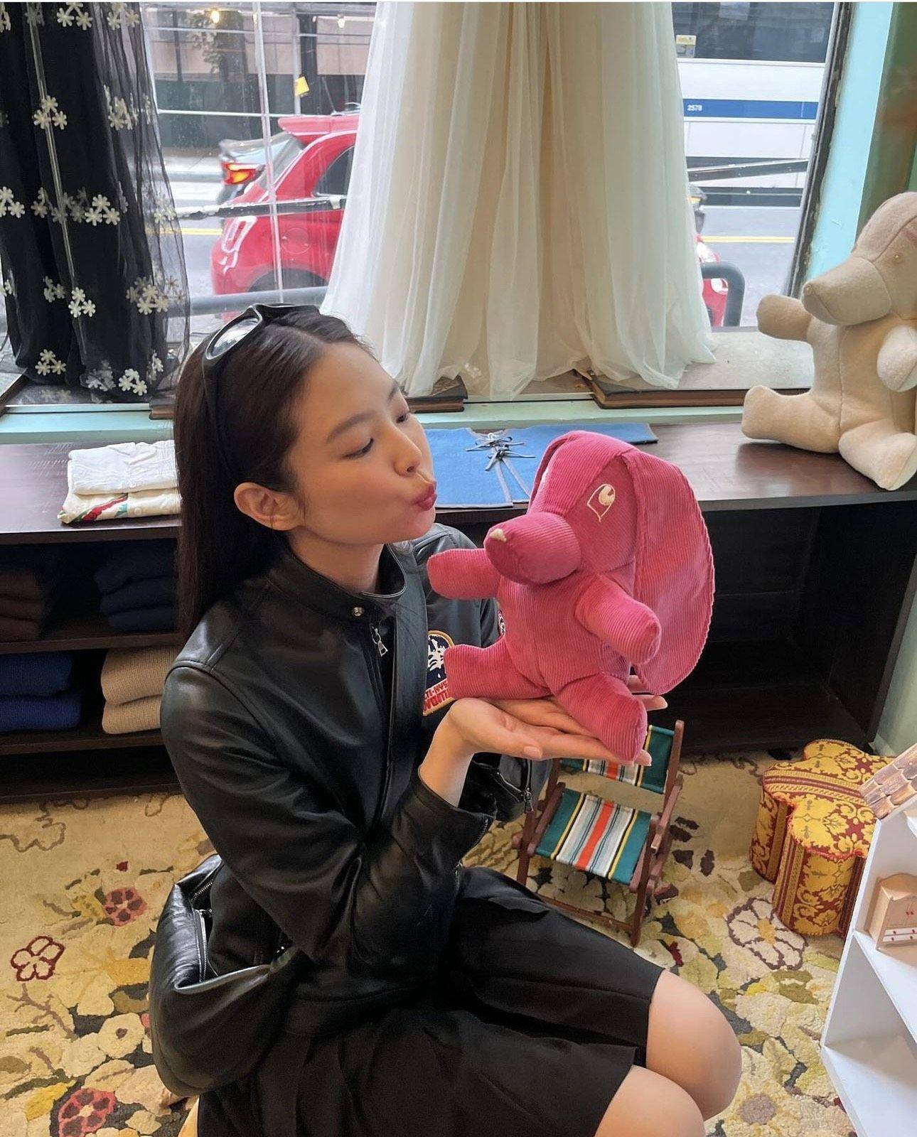 Jennie狂爱可颂包大小尺寸全包　与Jisoo撞了同款 时尚穿搭 图4张
