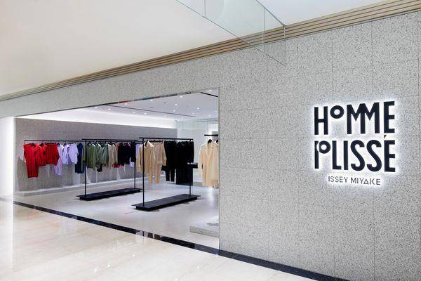 皱折手机包很好用、香草白服装太迷人　HOMME PLISSÉ ISSEY MIYAKE新店独卖款一次看 时尚穿搭 图1张