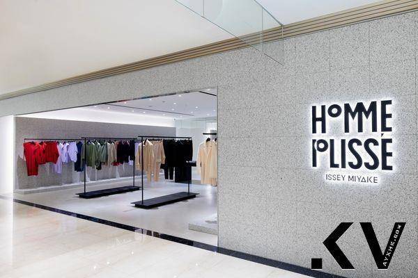 皱折手机包很好用、香草白服装太迷人　HOMME PLISSÉ ISSEY MIYAKE新店独卖款一次看 时尚穿搭 图1张