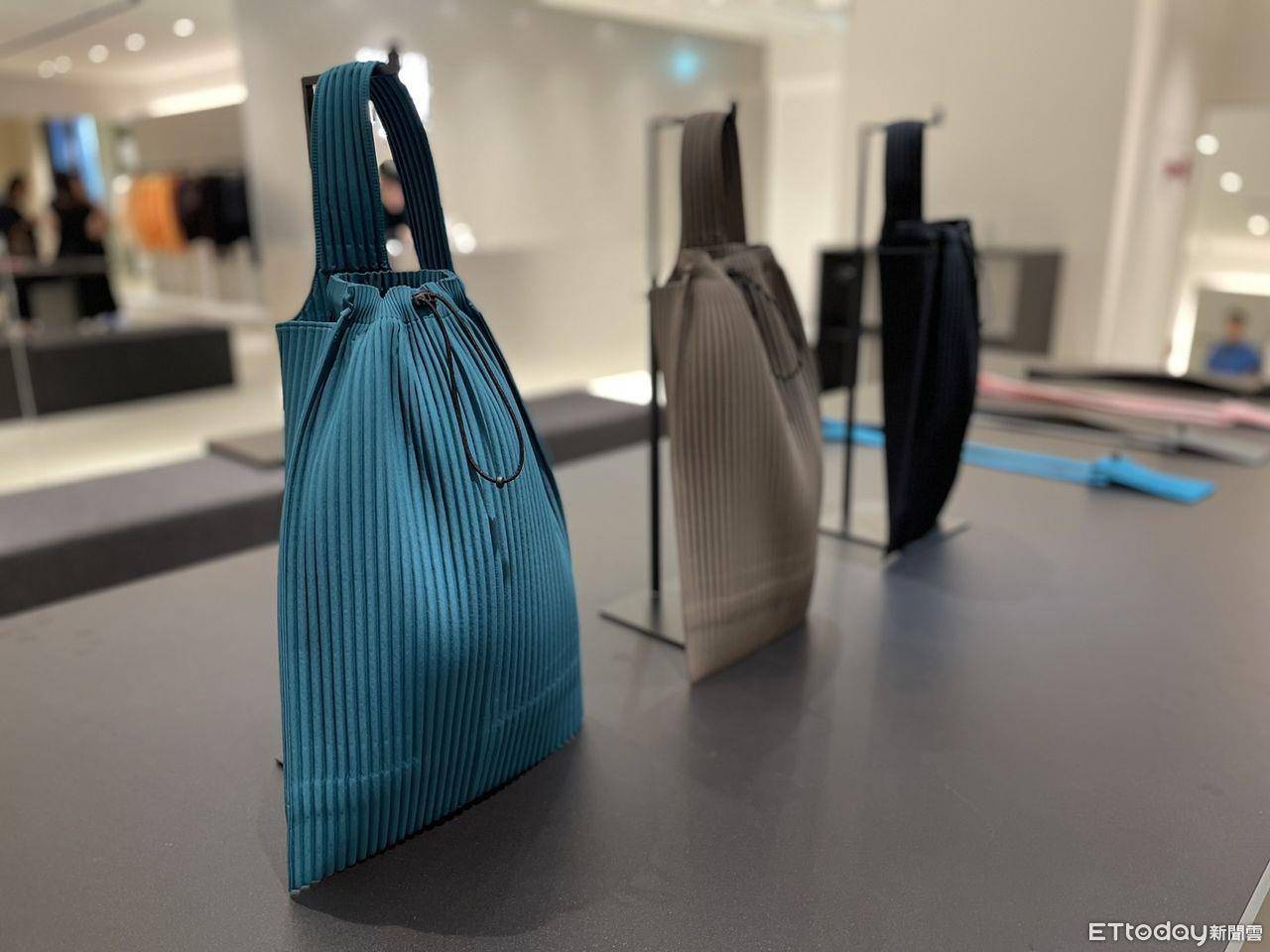 皱折手机包很好用、香草白服装太迷人　HOMME PLISSÉ ISSEY MIYAKE新店独卖款一次看 时尚穿搭 图3张