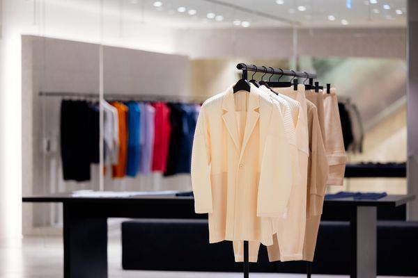 皱折手机包很好用、香草白服装太迷人　HOMME PLISSÉ ISSEY MIYAKE新店独卖款一次看 时尚穿搭 图4张