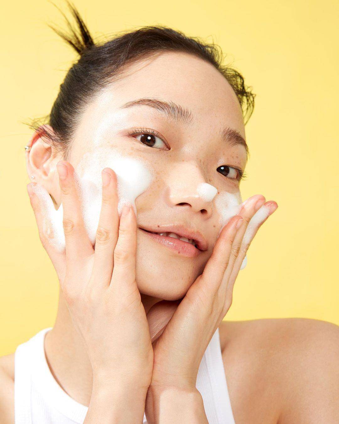 ▲▼ 皮肤科医师建议早上洗脸不用洗面乳 。（图／翻摄ＩＧ）