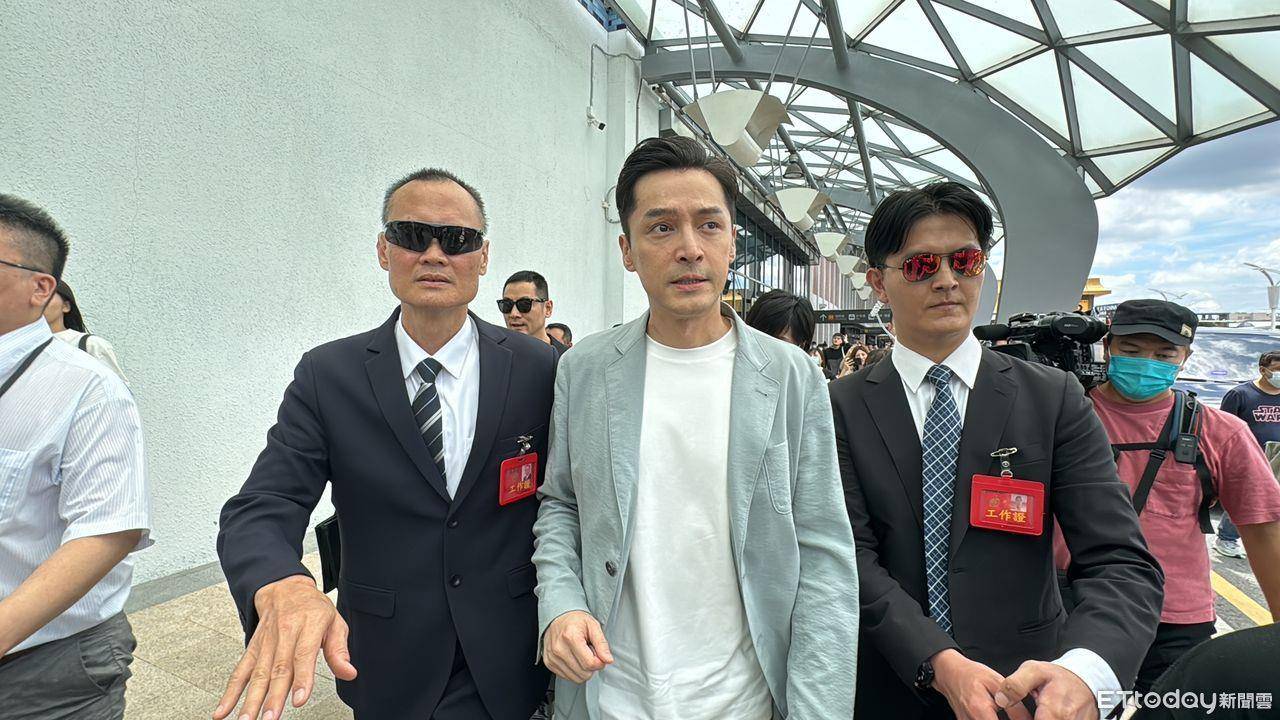胡歌抵台“机场造型”被GA包下！穿灰绿西装外套散发男神气质 名人名流 图1张