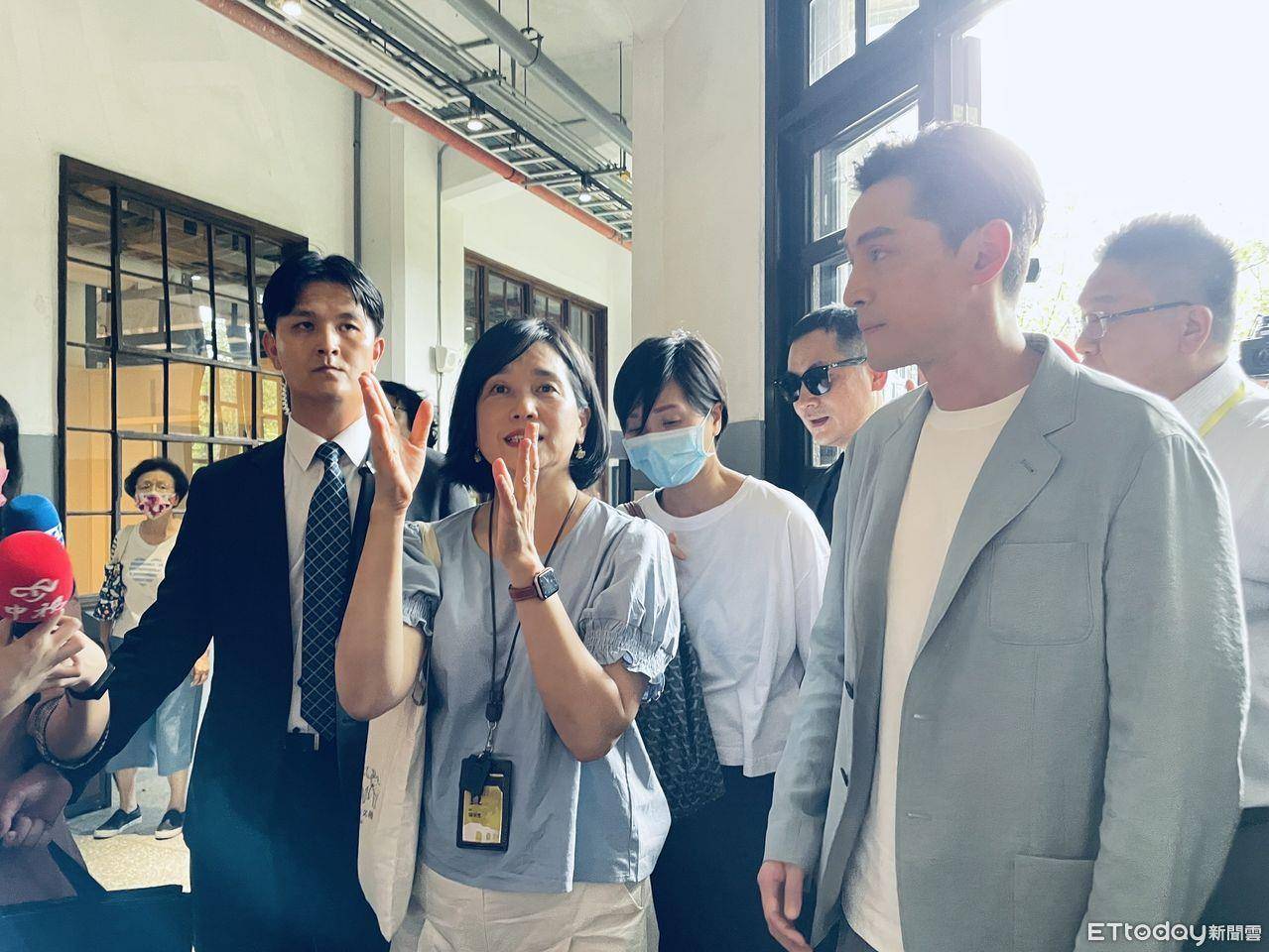 胡歌抵台“机场造型”被GA包下！穿灰绿西装外套散发男神气质 名人名流 图4张