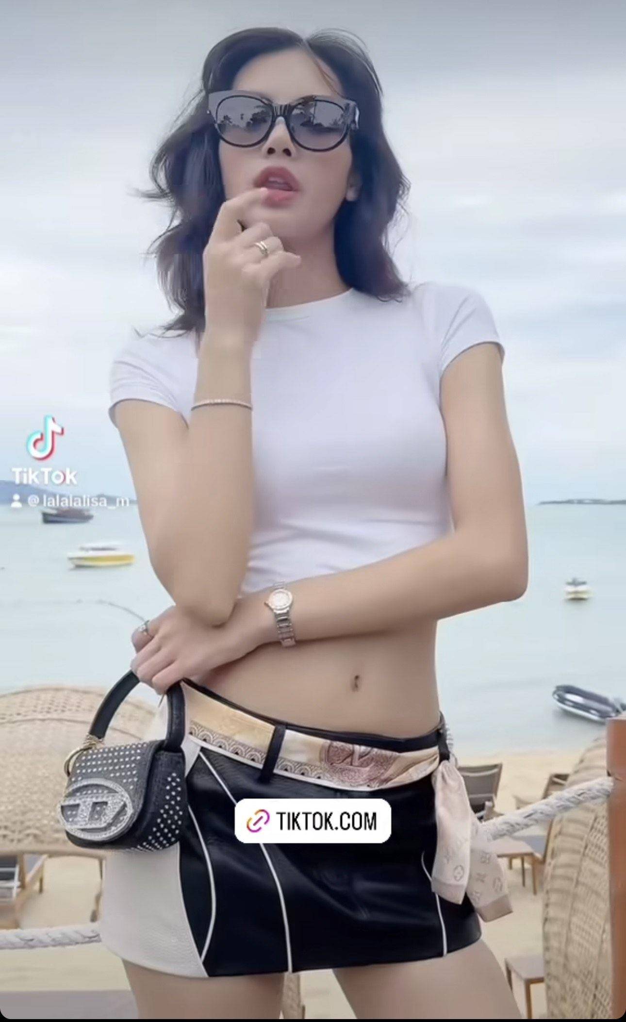 Lisa迷你裙勉强遮臀　踩“红底长靴”辣翻 时尚穿搭 图3张