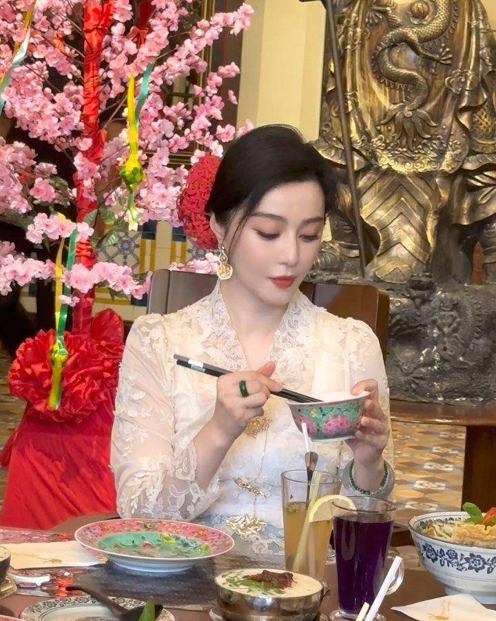 范冰冰蕾丝装美翻　盛装游马来西亚大啖美食 时尚穿搭 图3张