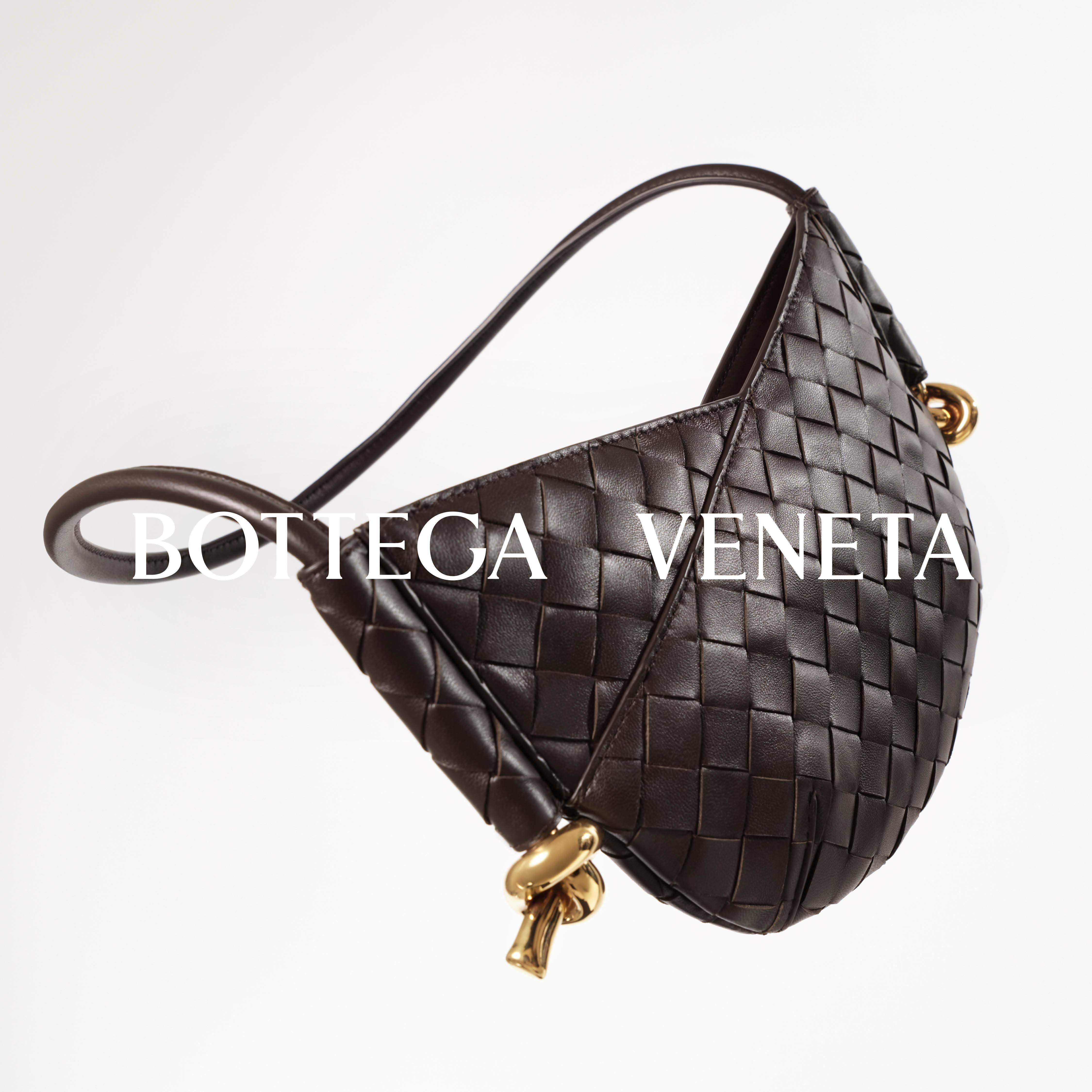 包开箱／Bottega Veneta鸡蛋包话题登场！金属扭结、编织皮革低调奢华 时尚穿搭 图1张