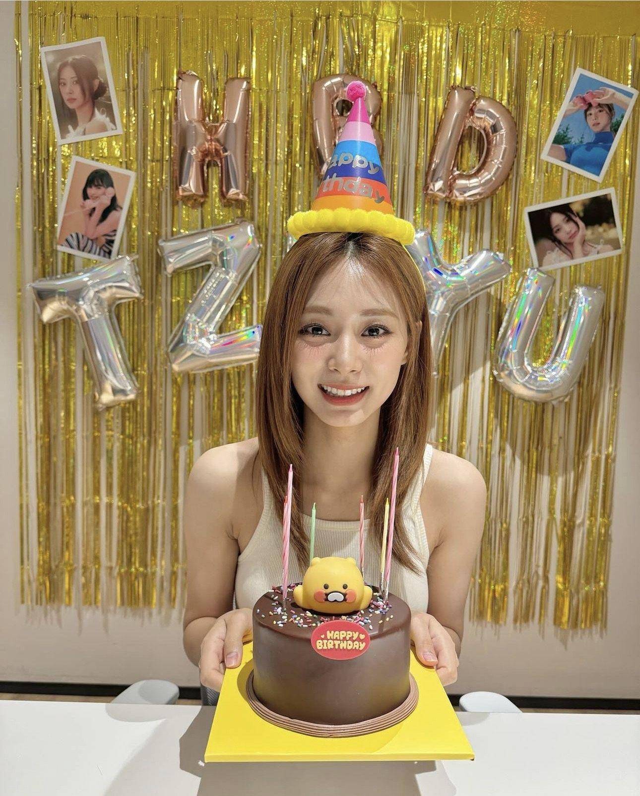 周子瑜万元贴身背心配牛仔裤青春无敌　4语言谢粉丝生日祝福 时尚穿搭 图1张