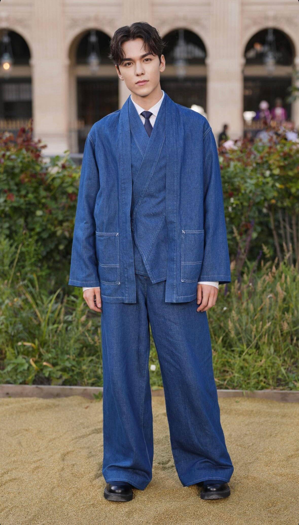巴黎男装周／ Vernon混血神颜现身！KENZO改造和服、Verdy虎头超劝败 名人名流 图1张