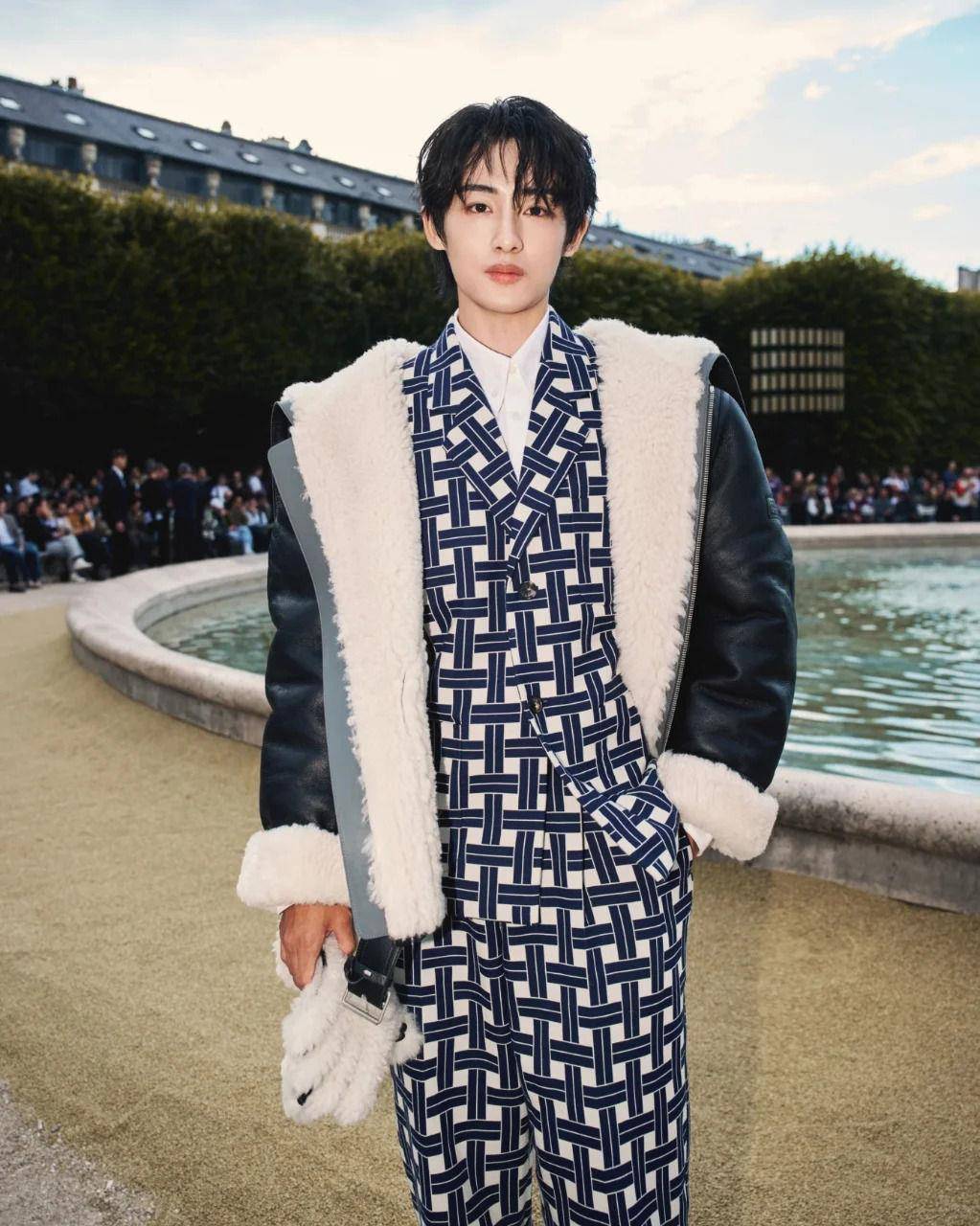 巴黎男装周／ Vernon混血神颜现身！KENZO改造和服、Verdy虎头超劝败 名人名流 图2张