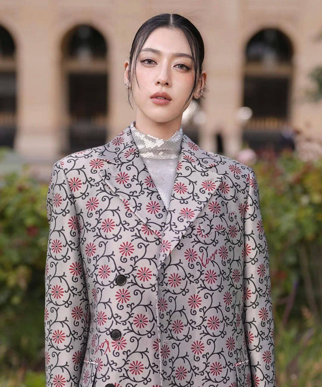 巴黎男装周／ Vernon混血神颜现身！KENZO改造和服、Verdy虎头超劝败 名人名流 图3张