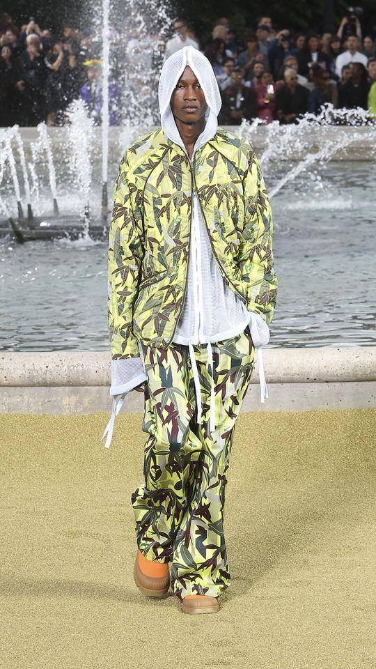 巴黎男装周／ Vernon混血神颜现身！KENZO改造和服、Verdy虎头超劝败 名人名流 图4张