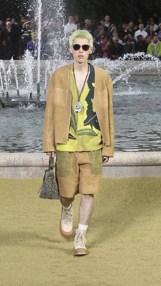 巴黎男装周／ Vernon混血神颜现身！KENZO改造和服、Verdy虎头超劝败 名人名流 图7张