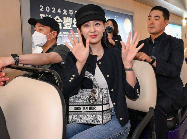 影 ／ 金智媛抵台！全身45万元DIOR行头优雅击爆　微笑挥手超亲民 时尚穿搭 图1张