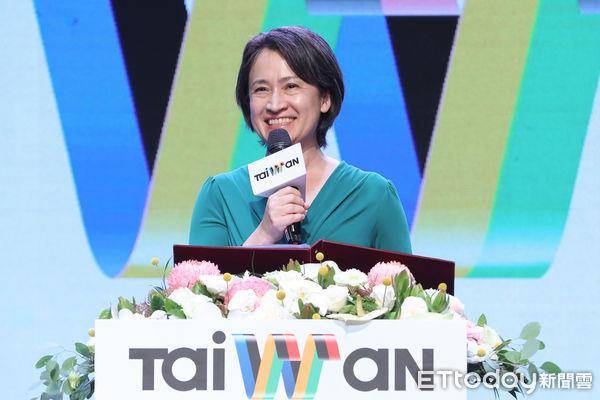 萧美琴穿绿衣为“文化奥运”代表团绶带：绿色可以衬托美丽花朵 时尚穿搭 图3张