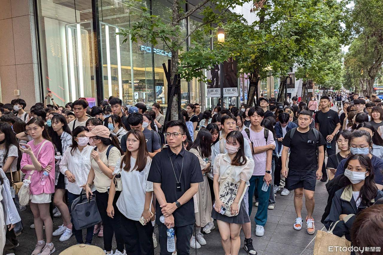 金智媛挖空礼服露锁骨太美！想喝珍奶吃芒果冰　周杰伦8月想在台办演唱会 时尚穿搭 图3张