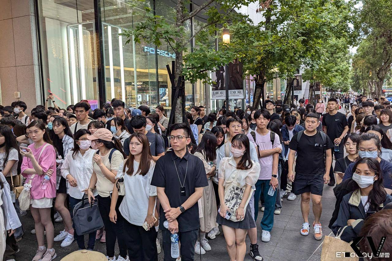 金智媛挖空礼服露锁骨太美！想喝珍奶吃芒果冰　周杰伦8月想在台办演唱会 时尚穿搭 图3张