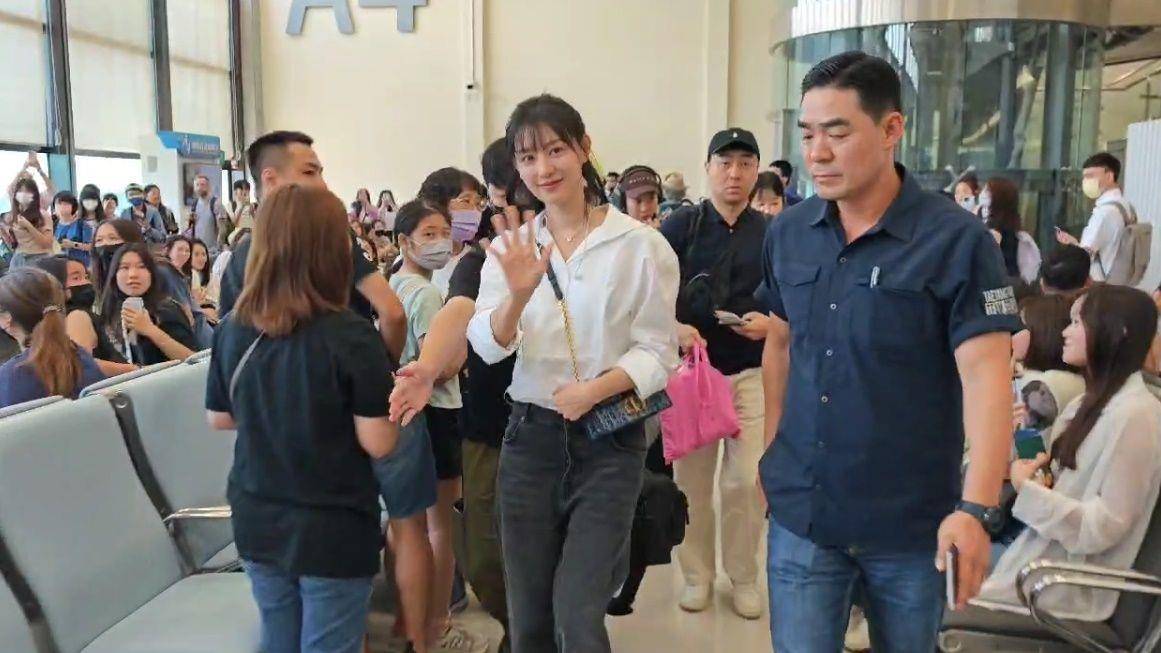 金智媛离台绑起马尾甜翻！搭10万元Dior丹宁包　超清秀机场造型曝光 名人名流 图3张