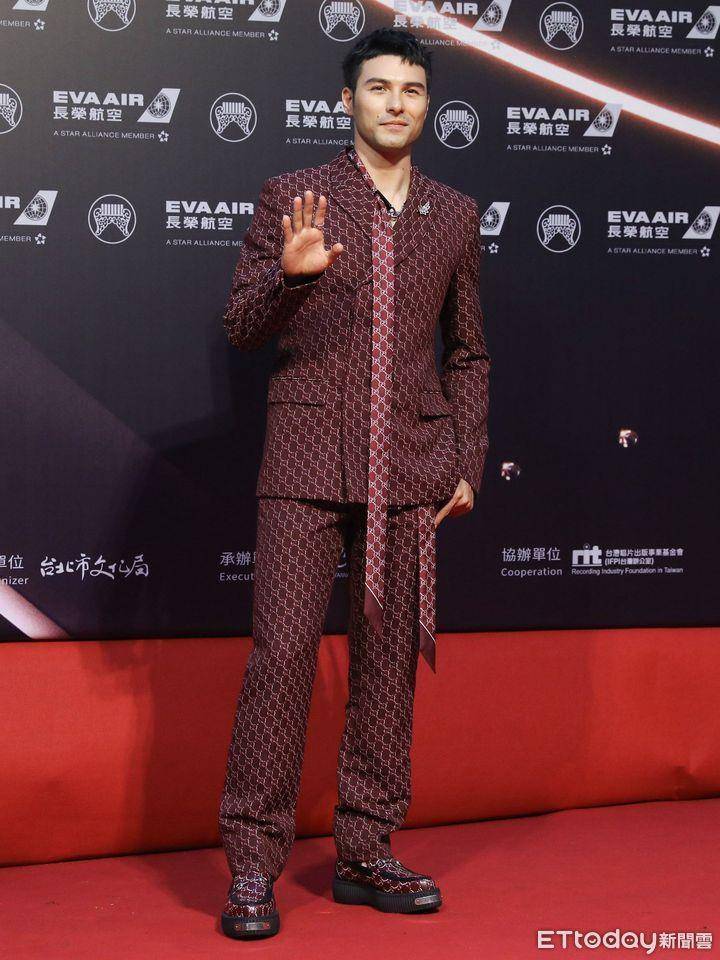 个人意见评金曲红毯／男星都爱深V辣翻　黄伟晋该去打橄榄球？ 时尚穿搭 图1张