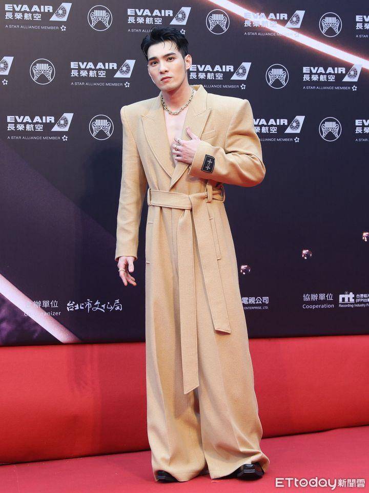 个人意见评金曲红毯／男星都爱深V辣翻　黄伟晋该去打橄榄球？ 时尚穿搭 图5张