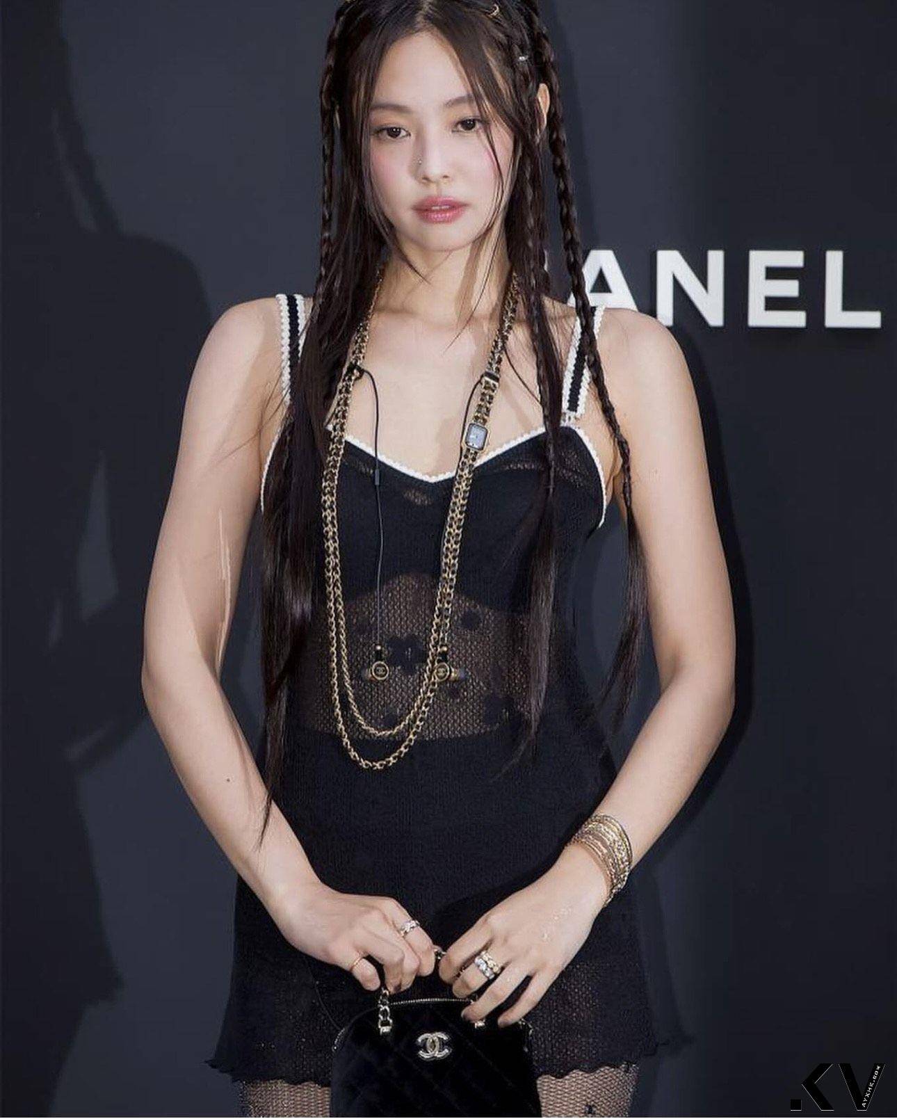 Jennie香奈儿透视装性感又俏皮　抢先秀耳机项炼表 奢侈品牌 图2张