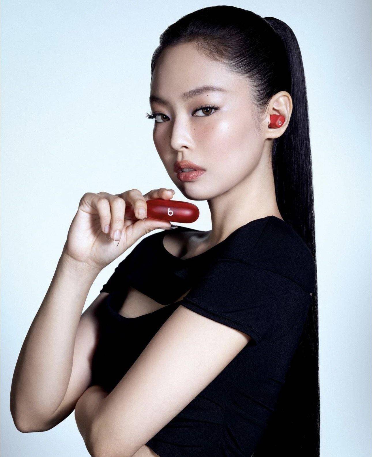 Jennie香奈儿透视装性感又俏皮　抢先秀耳机项炼表 名人名流 图3张