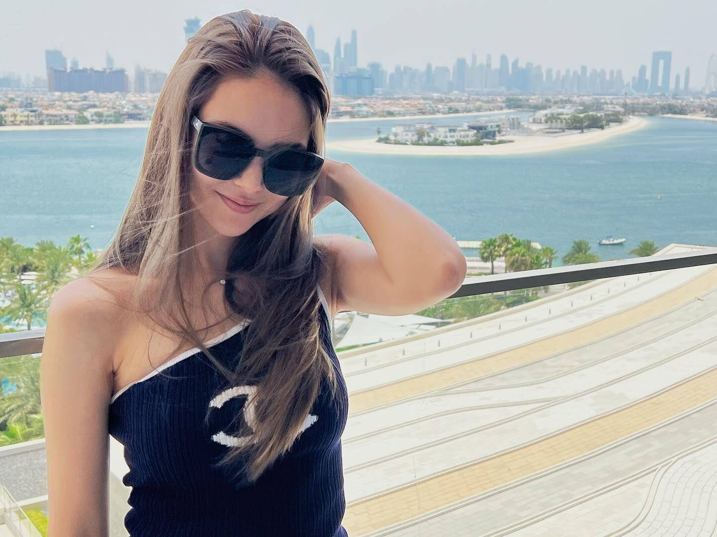 昆凌穿香奈儿旧鞋露美腿　难驾驭鞋款易变“绑肉粽”悲剧 时尚穿搭 图3张
