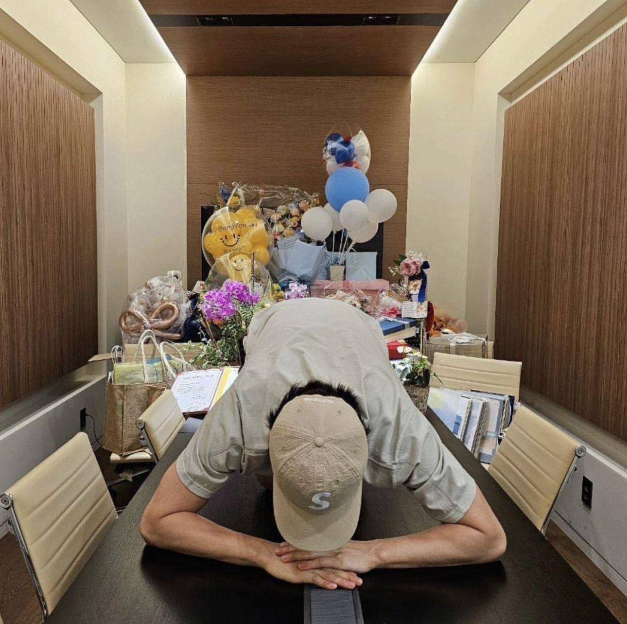 孔刘生日礼物堆成山　潮流装扮跪谢粉丝厚爱 时尚穿搭 图3张